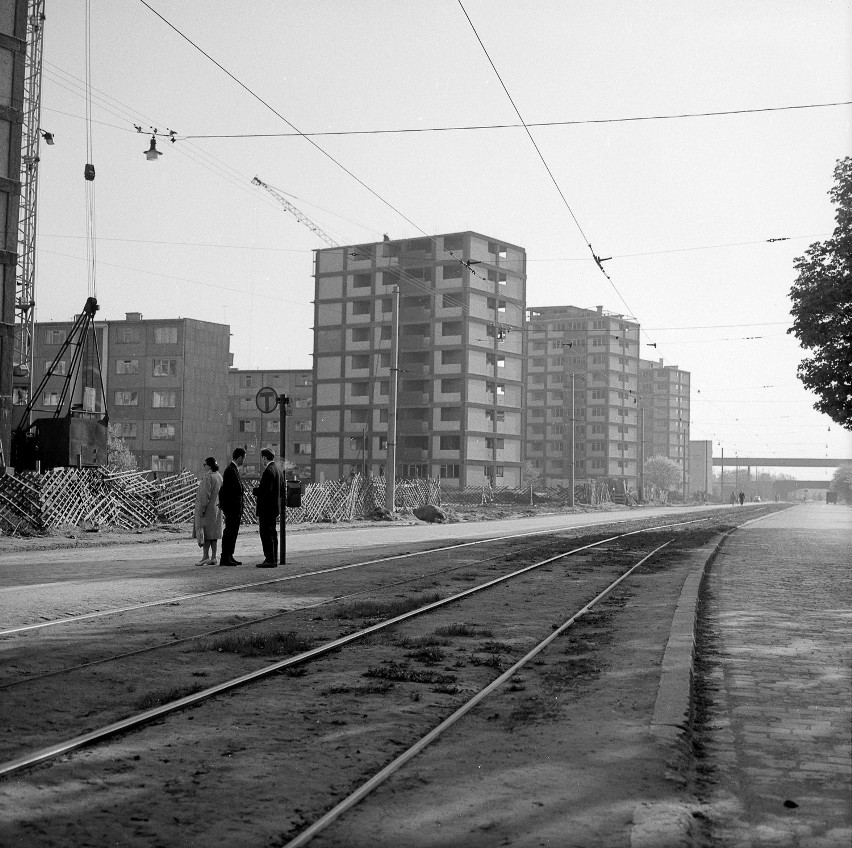 1963 r., budowa wieżowców przy ul. Grabiszyńskiej. W stanie...