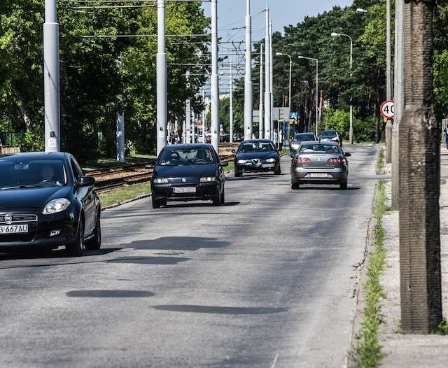 Dla dzisiejszych użytkowników jazda ul. Szpitalną oznacza darmowy masaż kręgosłupa - przez łzy śmieją się mieszkańcy