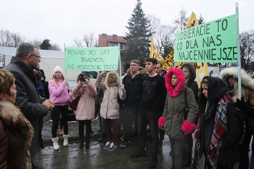 Rodzice i uczniowie mówią "stop" likwidacji Centrum Edukacji Ogrodniczej w Zdrojach. Popierają ich radni PiS