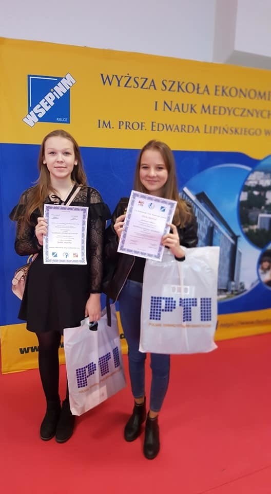 Uczennice z Małogoszcza wyróżnione w wojewódzkim konkursie "Razem dla lepszego Internetu". Marysia i Karolina nagrały piosenkę