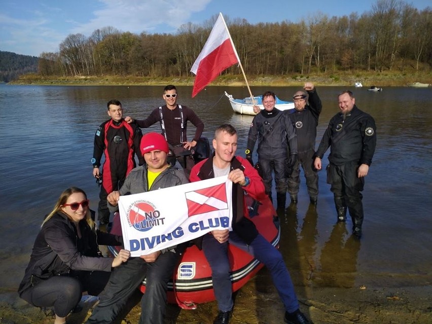 Akcja na 100-lecie odzyskania przez Polskę niepodległości. Nurkowie i wędkarze posprzątali jezioro ZDJĘCIA