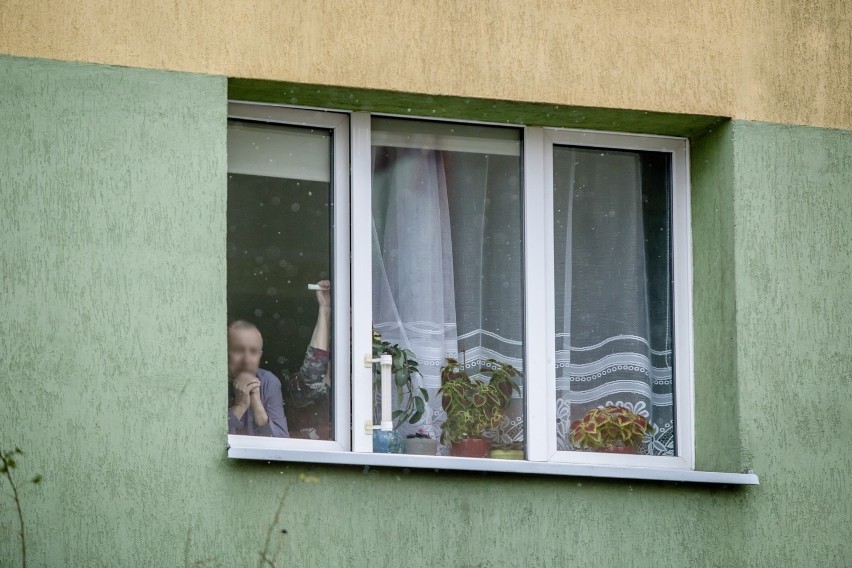 Ksiądz ruszył na epidemiczną kolędę. Ludzie czekali w oknach i na balkonach