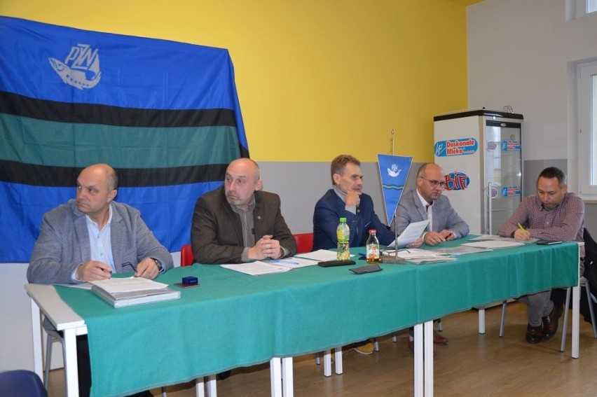 Zebranie wędkarzy w Suchedniowie. Ważne głosowanie w sprawie łowiska "no kill". Zobacz zdjęcia