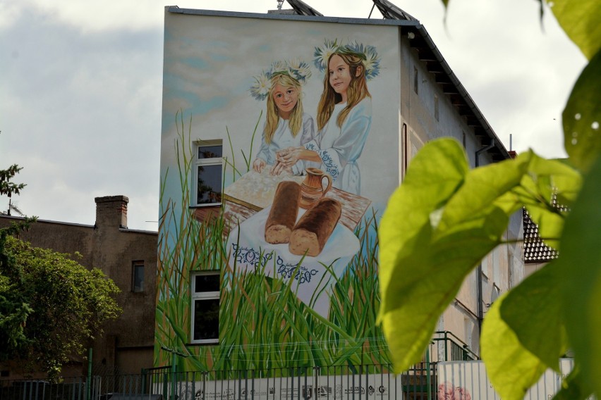Pierwszy sępoleński mural symbolizuje miejscową gościnność.