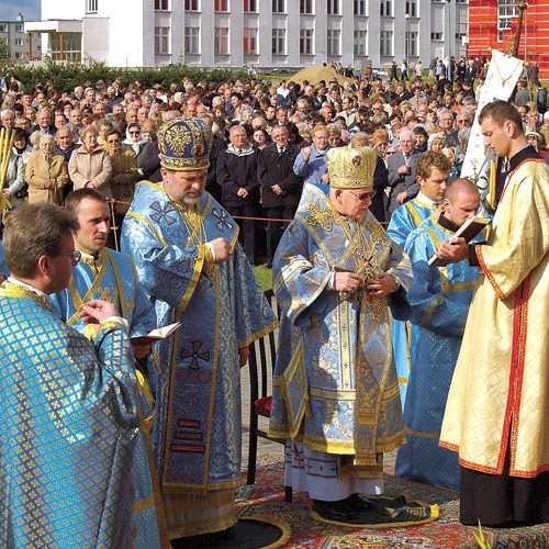 Wczorajsze uroczystości odpustowe zgromadziły w Białym Borze tłumy wiernych.