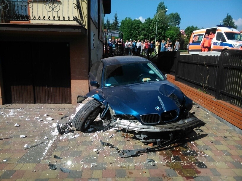 Wypadek w Skarżysku. BMW przebiło ogrodzenie i uderzyło w budynek!