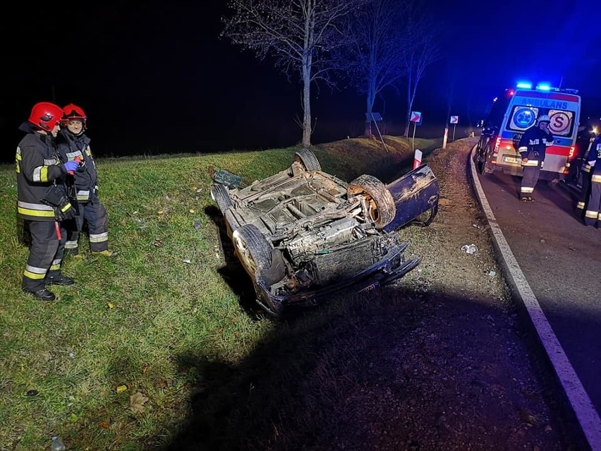 Kąp. Groźny wypadek. Golf dachował w rowie (zdjęcia)