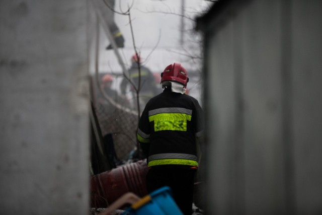 Przy ulicy Sienkiewicza w Inowrocławiu doszło do pożaru sutereny w kamienicy. Niestety, strażacy znaleźli jedną ofiarę śmiertelna. Na miejscu 4 zastępy straży pożarnej.