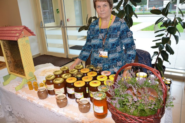 Na kilku stoiskach można było spróbować przepysznych, naturalnych miodów z lokalnych pasiek, a także zakupić nie tylko złocisty nektar, ale i inne produkty pszczele