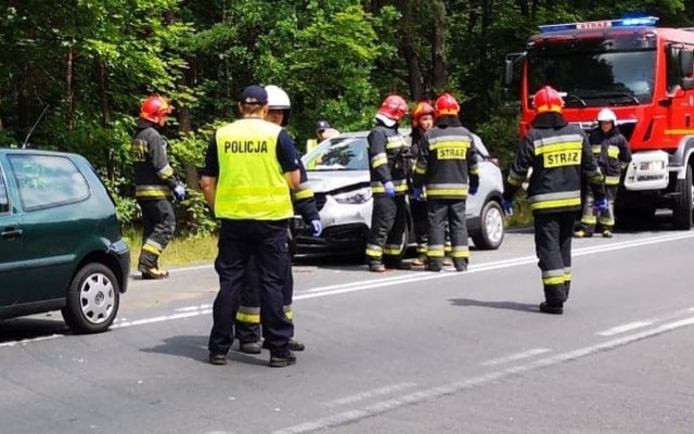 Do wypadku doszło na drodze krajowej 908 między Tarnowskimi Górami a Miasteczkiem Śląskim,  przy zjeździe z trasy do zalewu Nakło Chechło. Jak informuje tarnogórska policja zderzyły się trzy samochody, jedna osoba została ranna.