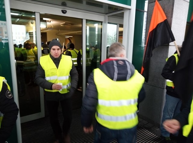 Protest górników i organizacji związkowych przed siedzibą Jastrzębskiej Spółki Węglowej w Jastrzębiu-Zdroju odbył się 10 stycznia 2019