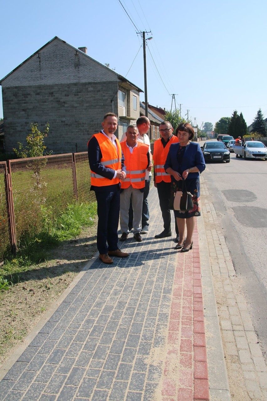 Mieszkańcy gminy Sobków mogą się cieszyć z nowych dróg....