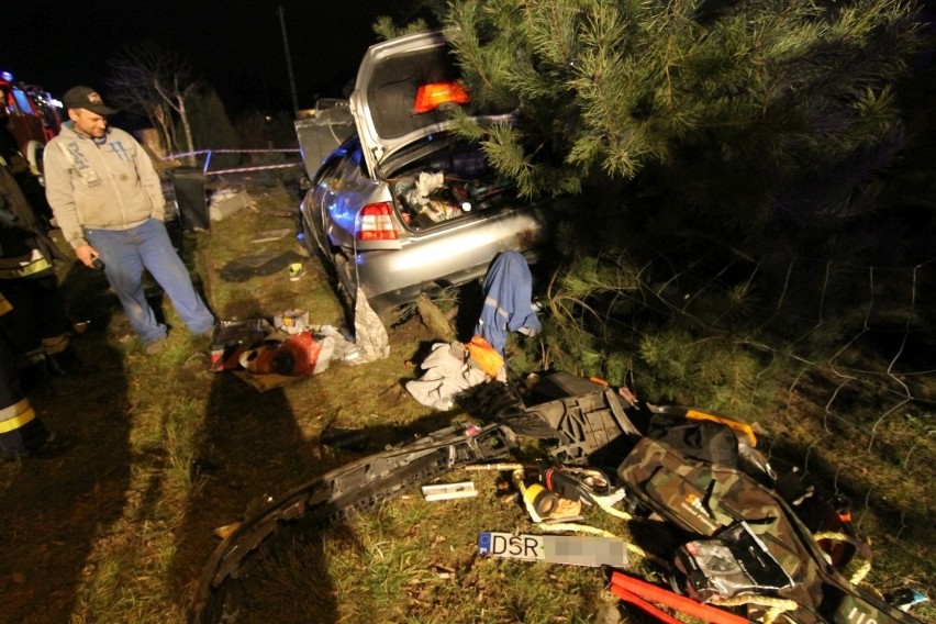 Groźny wypadek pod Wrocławiem. Audi dachując uderzyło w drugi samochód i ogrodzenie (ZDJĘCIA)