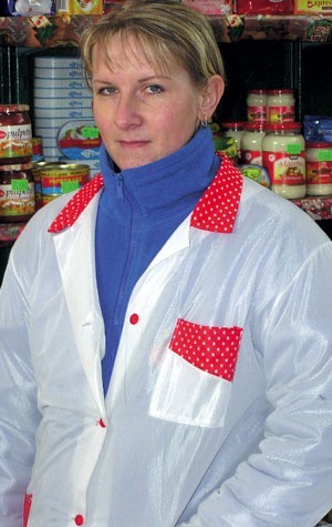 Marzena Romanowska, młoda sołtyska z Baby pracuje w sklepie