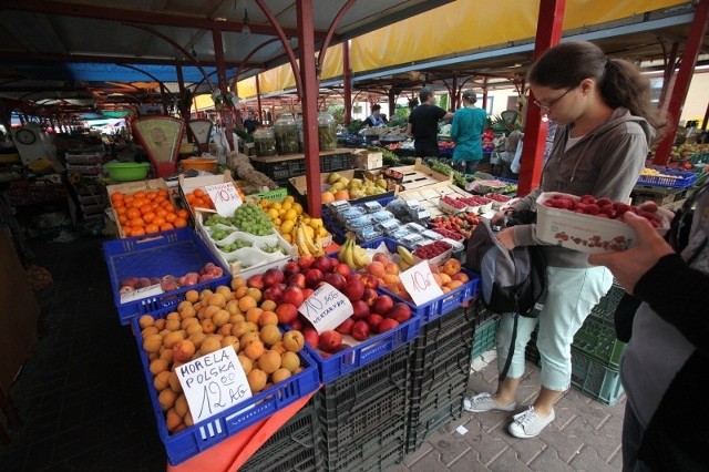 Wiele warzyw i owoców tego lata osiągnęło ceny dotąd nienotowane. Prawie dwukrotnie droższe niż przed rokiem są maliny, marchew pomidory...
