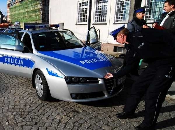 Nowy radiowóz marki alfa romeo jest już w rękach sandomierskich policjantów.