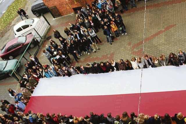 W 2012 roku licealiści V LO w Toruniu przygotowali rekordowo długą flagę