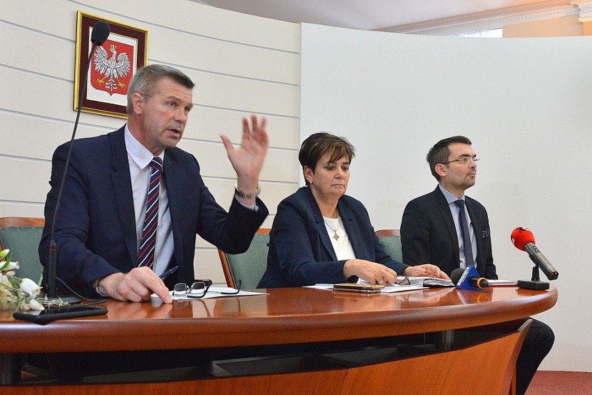 Kielce. Mniej miejsc w szkołach, rodzice przerażeni. Transmisja konferencji