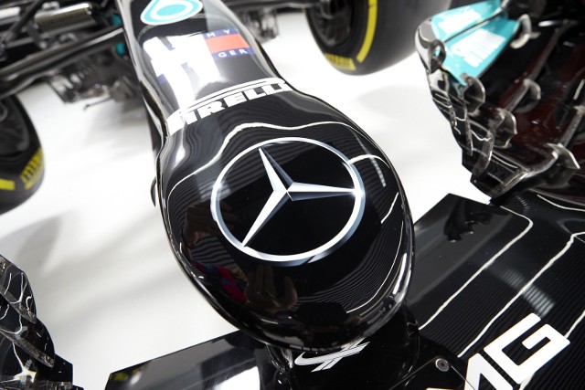 Najlepszy zespół Formuły 1 w obecnej erze, Mercedes AMG F1, zaprezentował bolid na sezon 2021. Model W12 ma umożliwić niemieckiej ekipie kolejne sukcesy, czyli ósme z rzędu zwycięstwo w klasyfikacji konstruktorów oraz dziesiąty tytuł mistrza świata dla kierowcy. Skład Mercedesa pozostał bez zmian, to siedmiokrotny mistrz świata Lewis Hamilton i Valtteri Bottas. - Byłem w stałym kontakcie z naszymi inżynierami, nie mogę się doczekać, kiedy wyjadę nowym samochodem na tor - nie ukrywał Brytyjczyk. Zobacz nowy bolid zespołu!Uruchom i przeglądaj galerię klikając ikonę "NASTĘPNE >", strzałką w prawo na klawiaturze lub gestem na ekranie smartfonu