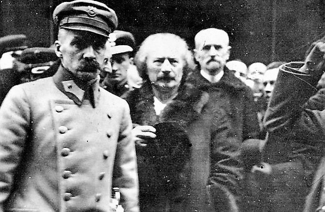 14 listopada 1918 r. Rada Regencyjna oddała Józefowi Piłsudskiemu władzę cywilną. Następnie podporządkowały się mu Tymczasowy Rząd Ludowy Daszyńskiego i Rada Narodowa Śląska Cieszyńskiego.18 listopada 1918 r.Piłsudski powołał rząd koalicyjny. Na jego czele stanął socjalista Jędrzej Moraczewski. Rządu nie poparła Narodowa Demokracja, a także część ludowców.22 listopada 1918 r.  Wydany został dekret o najwyższej władzy reprezentacyjnej Republiki Polskiej. Na jego mocy Józef Piłsudski aż do zwołania Sejmu Ustawodawczego miał sprawować tę najwyższą władzę jako Tymczasowy Naczelnik Państwa. On mianował członków rządu, a projekty Rady Ministrów podlegały jego zatwierdzeniu.26 grudnia 1918 r.  Do Poznania przybywa Ignacy Paderewski, wielki pianista i polityk. Dzień później wybucha powstanie wielkopolskie. Wojska powstańcze szybko rozrosły się w liczącą ponad 70 tys. żołnierzy Armię Wielkopolską.16 stycznia 1919 r.Rząd Moraczewskiego podaje się do dymisji. Na czele nowego rządu – popieranego przez wszystkie główne siły polityczne – staje Ignacy Paderewski.18 stycznia 1919 r. Rozpoczyna się konferencja pokojowa w Paryżu. Polskę reprezentowali Roman Dmowski i Ignacy Paderewski. Pod ich przewodnictwem Polska zyskuje bardzo wiele. Do maja 1919 roku udało się uzyskać obietnicę otrzymania części Śląska i przyłączenia Wielkopolski oraz części Pomorza z dostępem do Bałtyku.Na zdjęciu: Józef Piłsudski i Ignacy Paderewski.