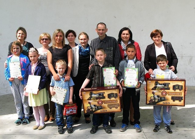 Laureaci konkursu z nagrodami.