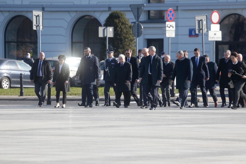 Kilkudziesięciu działaczy PiS pod pomnikiem Lecha...