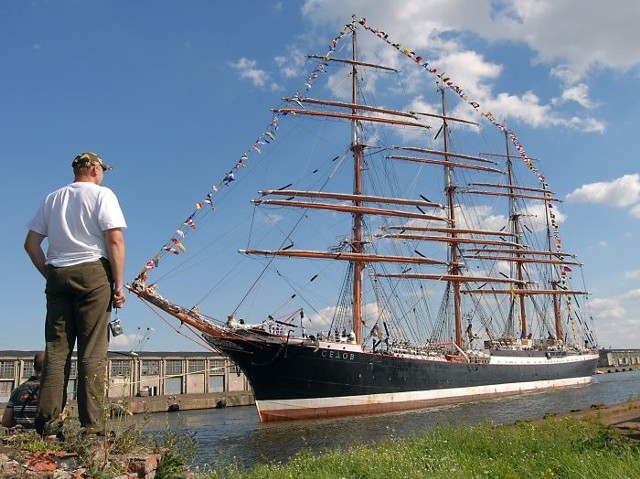 "Sedov" w Szczecinie"Sedov" jest najwiekszym szkoleniowym zaglowcem świata. Jego wplyniecie zawsze jest widowiskowe i niezwykle.