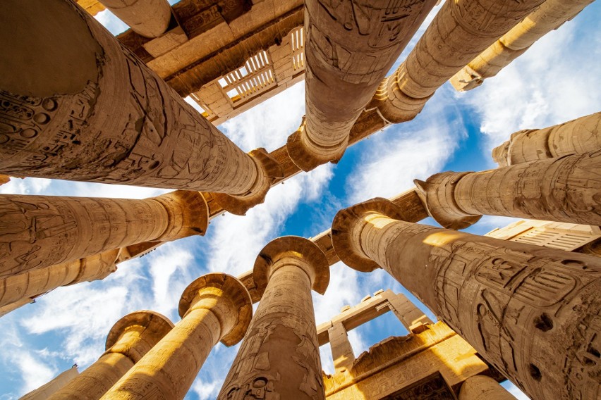 Kolumny w nawie głównej Wielkiej Sali w Karnaku mają ponad...