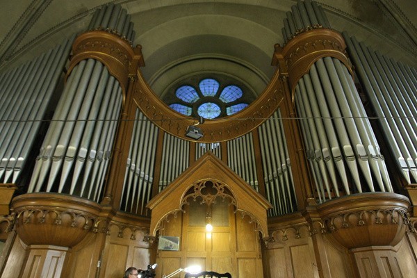 Instrument w Kościele św. Mateusza rekomenduje firmę Rieger.