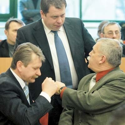 Krzysztof Tołwiński (pierwszy z lewej) mimo kolejnych porażek z ochotą kandyduje na wicemarszałka. Na duchu podtrzymują go koledzy z PiS-u: K. Tylenda i M. Kozłowski.