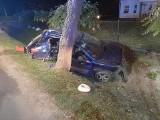 Śmiertelny wypadek w Giemlicach [12.09.2020]. Samochód uderzył w drzewo. Nie żyje 19-letni mężczyzna [ZDJĘCIA]