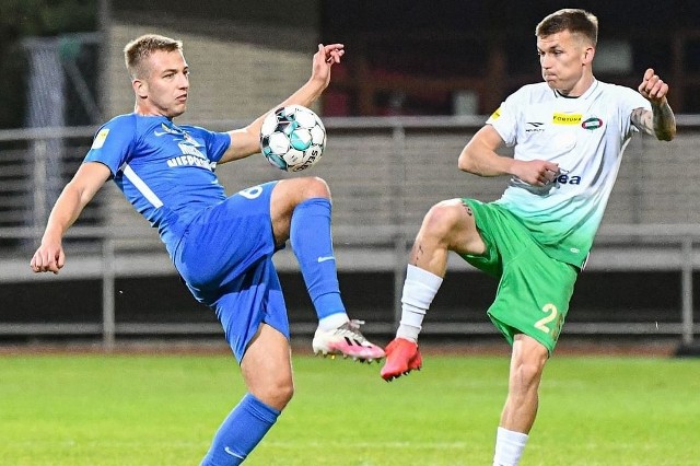 Radomiak Radom w zaległym meczu Fortuna 1 Liga pokonał Puszczę Niepołomice 2:0. Gole dla radomskiego strzelali, Damian Gąska i Damian Jakubik. Radomiak był gospodarzem tego meczu i został on rozegrany w Pruszkowie. Fragment meczu Radomiak - Puszcza. Z prawej Damian Gąska, gracz Radomiaka strzelec pierwszego gola.