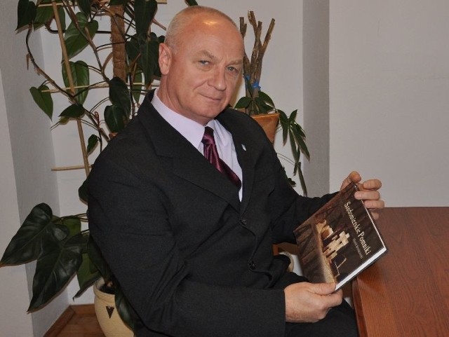 Marek Bronkowski prezentuje swoją książkę. To druga jego publikacja, zastępca burmistrza był współautorem albumu "Sandomierz. Miasto położone na górze&#8221;.