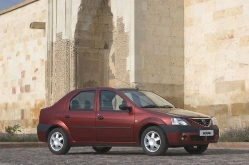 Fot. Renault: Dacia Logan jest tańsza od Forda Fiesty czy...