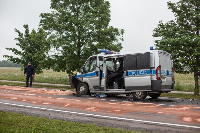 Policyjny fiat ducato ucierpiał w wyniku zderzenia. Kierowca i pasażer trafili do szpitala.