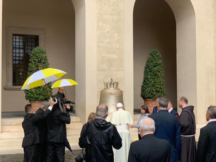 Papież Franciszek pobłogosławił w Watykanie dzwon "Głos...