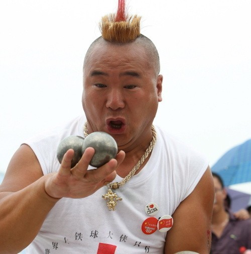 Organizatorzy igrzysk olimpijskich w Pekinie na pewno zaskoczą nas dziś nie raz. Na zdjęciu Chińczyk Xie Jiajun zwany Iron Ball Men, który obraca w dłoniach metalowe kule.