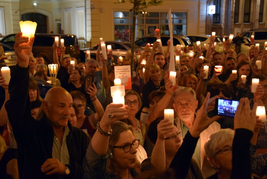 "Łańcuch Światła" w Lublinie. Kilkaset osób przed Sądem Okręgowym [ZDJĘCIA, WIDEO]