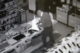 Radziejów: policja szuka sklepowego złodzieja. Był w kominiarce, ale może jednak go rozpoznasz [wideo, zdjęcia]