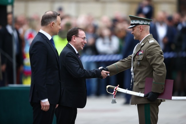 Kraków. Święto Straży Granicznej na Wawelu. Prezydent Andrzej Duda wręczył nominacje generalskie i odznaczenia