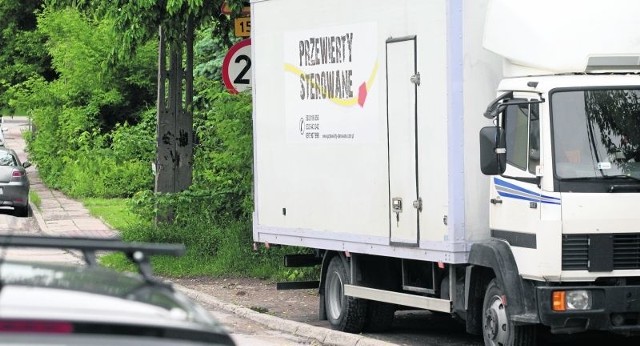 Ciężarówka jest zaparkowana przy ulicy Petryhorskiej w Kielcach i zasłania znak drogowy. Samochód ma lada moment zniknąć.