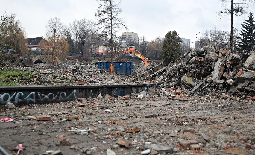 Kraków. Trwają prace rozbiórkowe dawnego basenu „Polfy" przy ul. Eisenberga. W jego miejscu powstanie nowy obiekt pływacki [ZDJĘCIA]