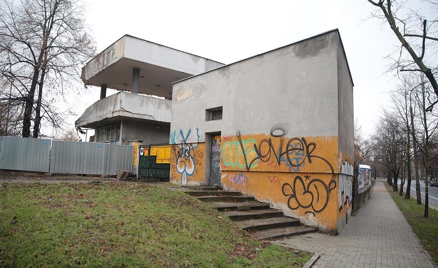 Kraków. Trwają prace rozbiórkowe dawnego basenu „Polfy" przy ul. Eisenberga. W jego miejscu powstanie nowy obiekt pływacki [ZDJĘCIA]