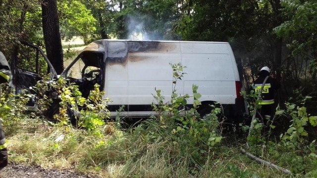 Czterech przypadkowych kierowców uratowało życie kobiecie, która zasnęła za kierownicą busa.  Do wypadku doszło w miniony wtorek ok. godz. 16 na drodze Ldzań - Dobroń. 44-latka wracała do domu z pracy (handlowała na targowisku, więc pewnie musiała wstać o świcie), gdy straciła panowanie nad pojazdem. Bus zjechał na prawo, uderzył w drzewo i zaczął się palić!Czytaj więcej na następnej stronie