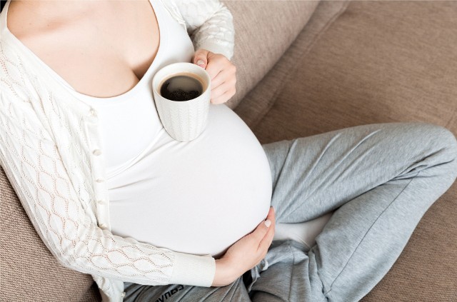 Za bezpieczną dawkę kofeiny w ciąży uznaje się 200 mg, co odpowiada 2 kawom z ekspresu. Niektóre kobiety jednak powinny zrezygnować z tego napoju np. panie z nadciśnieniem tętniczym krwi.