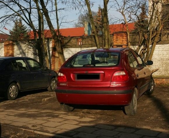 Kierowcy przyjeżdżający do szpitala przy ulicy Arkońskiej nie mają gdzie zaparkować. Robią wiec to w bocznych ulicach, gdzie praktycznie nie wolno im parkować, bo są zakazy.