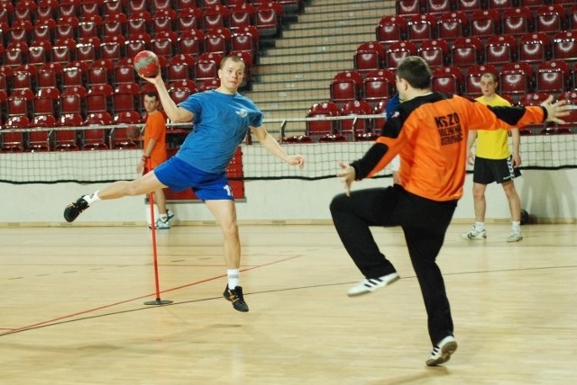 Trening. Na zdjęciu Tomasz Radowiecki w ataku na bramkę Karola Szewczyka.