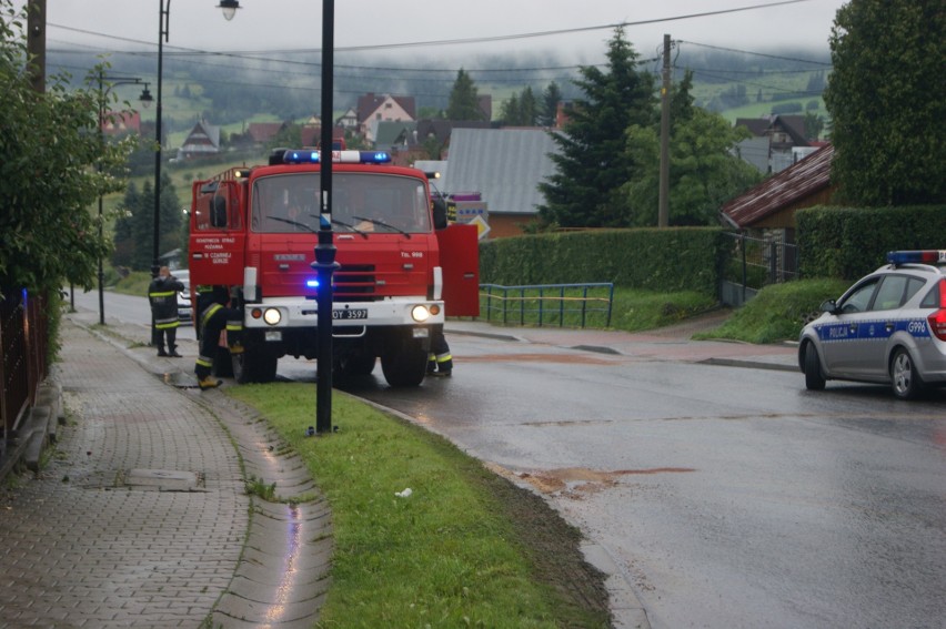 Bukowina Tatrzańska: Ogromna plama oleju w centrum wsi. Rozbiły się na niej dwa auta