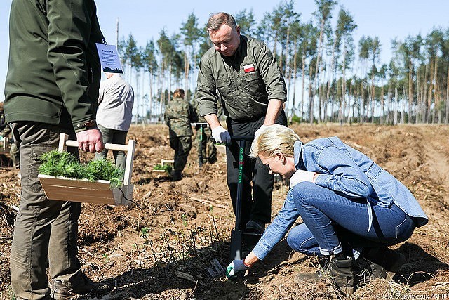 Prezydent Andrzej Duda i jego żona Agata Kornhauser-Duda nie tylko patronują przedsięwzięciu od jego pierwszej edycji, ale także sami zachęcają do działania i wzięcia udziału w akcji #sadziMY.