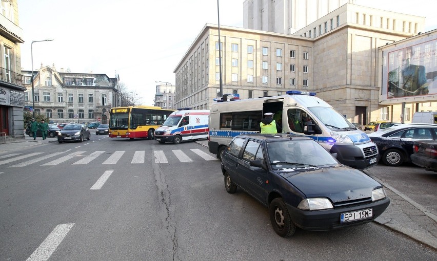 Wypadek na Jaracza. Kobieta wpadła pod autobus MPK [ZDJĘCIA]